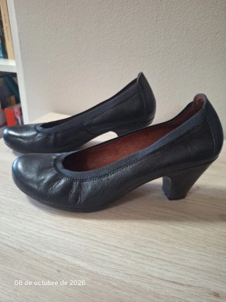 Zapatos de salón negros Hispanitas