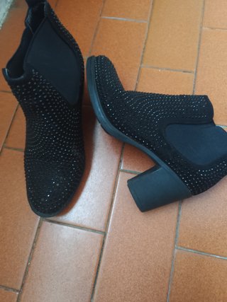 Botines Negros con Tachuelas