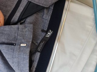 Pantalón de traje azul marino con motitas