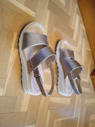 Sandalias Clarks Plateadas