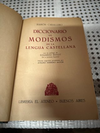 Antiguo libro Diccionario de modismos
