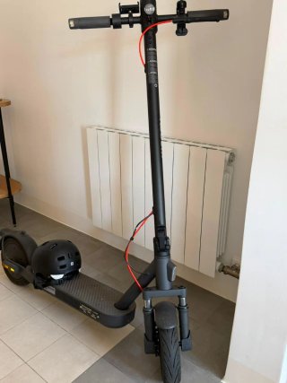 Patinete Eléctrico Negro con Casco