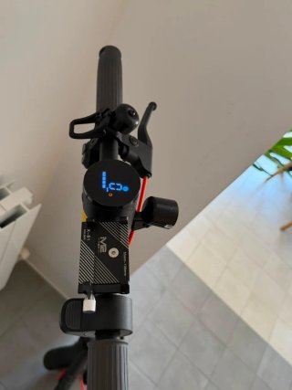 Patinete Eléctrico Negro con Casco