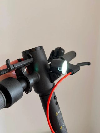 Patinete Eléctrico Negro con Casco