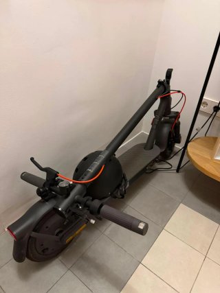 Patinete Eléctrico Negro con Casco