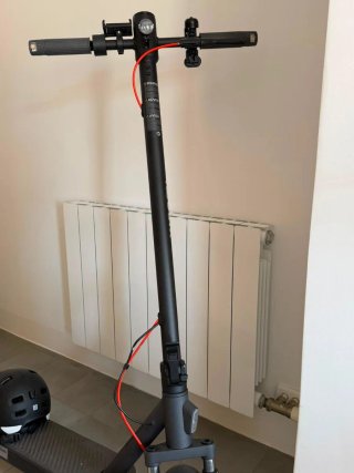 Patinete Eléctrico Negro con Casco