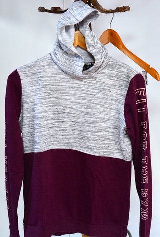 Sudadera gris y morada con capucha