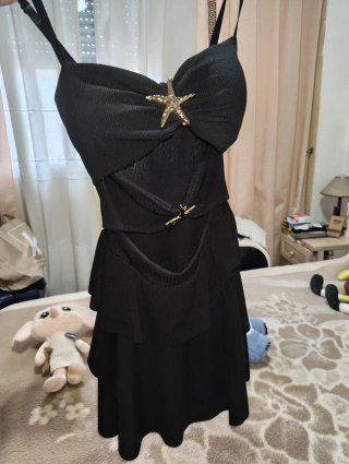Vestido negro corto con estrella