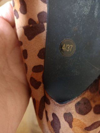 Zapato con estampado de leopardo tacón fino