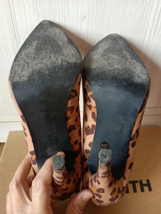 Zapato con estampado de leopardo tacón fino