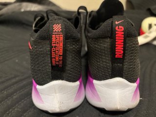Zapatillas Nike Negras y Moradas Nuevas