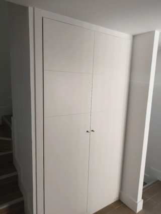 Carpintero montaje de puertas
