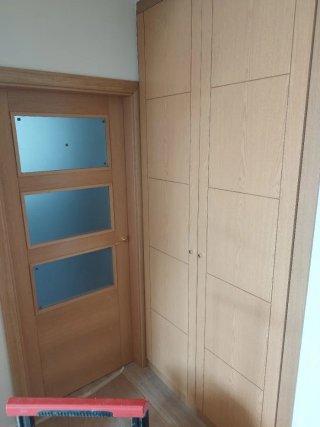 Carpintero montaje de puertas