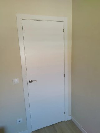 Carpintero montaje de puertas
