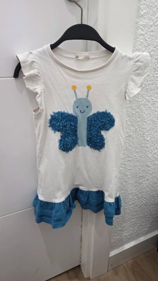 Vestido Blanco con Mariposa Azul