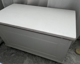Baúl de madera blanco
