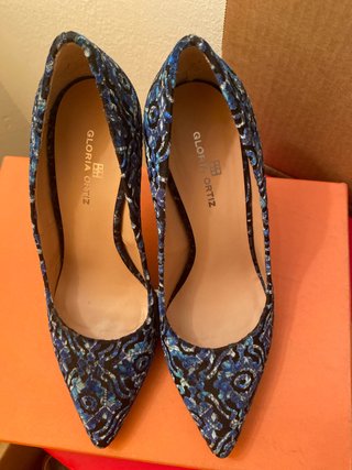 Zapatos Gloria Ortiz tacón azul y negro