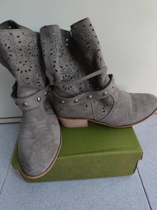 Botines de serraje con detalles troquelados