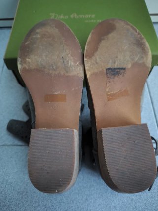 Botines de serraje con detalles troquelados