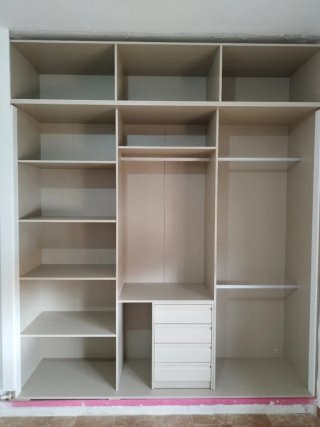 Carpintero montaje de puertas
