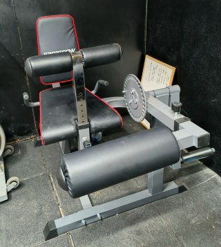 Máquina de gimnasio para femoral y cuádriceps