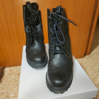 Botines Negros con Tacón Ancho y Plataforma