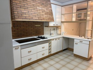 Muebles de cocina blancos y marrones