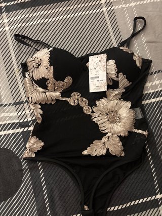 Body de mujer con bordado floral