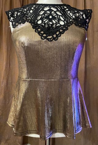 Top dorato con dettagli in pizzo nero
