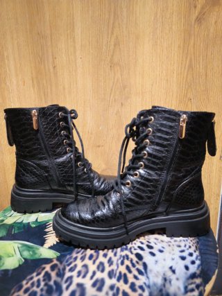Botines militares piel serpiente negros