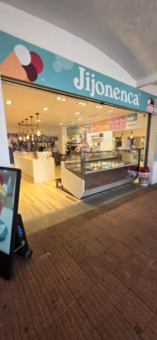 Local comercial en traspaso. HELADERIA 50.000 eu