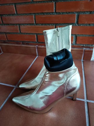 Botines dorados Stradivarius talla 39