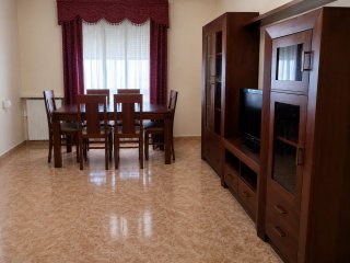 (BAEZA) Muebles de Salón,Mesa y 6 sillas MADERA.