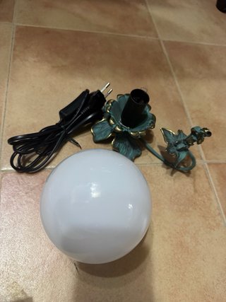 Lámpara de mesa globo con figura