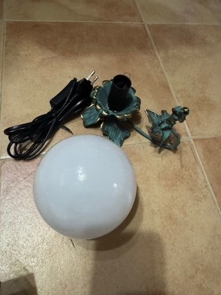 Lámpara de mesa globo con figura