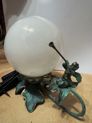 Lámpara de mesa globo con figura