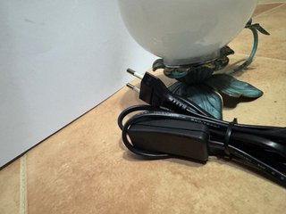 Lámpara de mesa globo con figura
