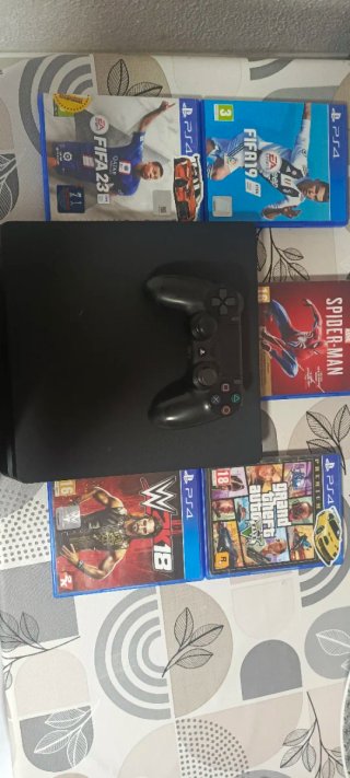 PlayStation 4 (PS4) con mando y 5 juegos
