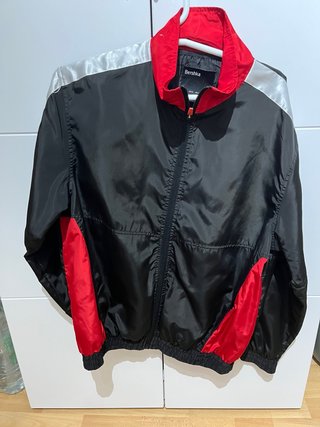Cortavientos Bershka Negro y Rojo