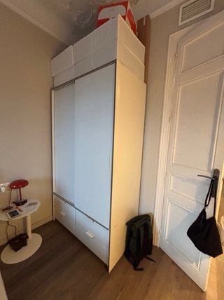 Guardaroba in legno bianco con porte scorrevoli
