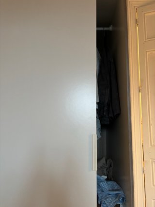 Guardaroba in legno bianco con porte scorrevoli