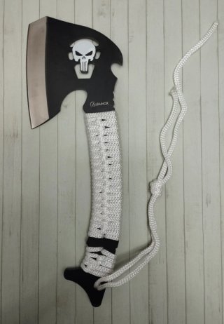 HERRAMIENTA DEPORTIVA HACHA THE PUNISHER CON FUNDA