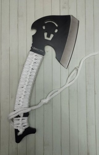 HERRAMIENTA DEPORTIVA HACHA THE PUNISHER CON FUNDA