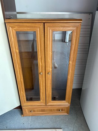 Armario de madera con puertas de cristal