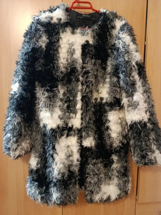 Abrigo de pelo Zara blanco y negro