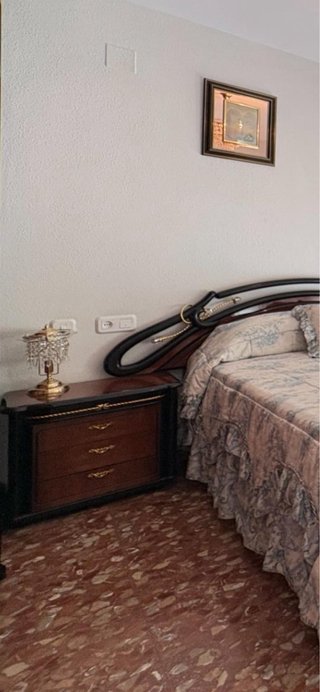 Dormitorio Matrimonio: Cabecero  Cómoda y mesitas