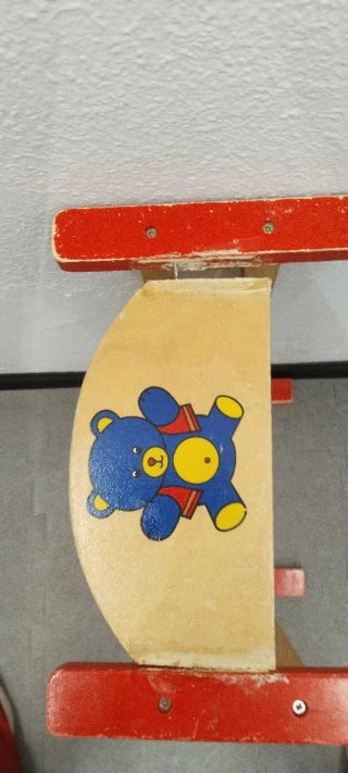 Mecedora de madera con osito azul