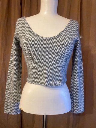 Top a maniche lunghe con motivo geometrico
