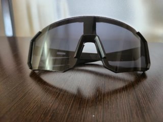 Gafas deportivas negras y grises