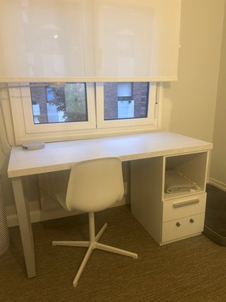 Escritorio blanco y gris con cajón, e